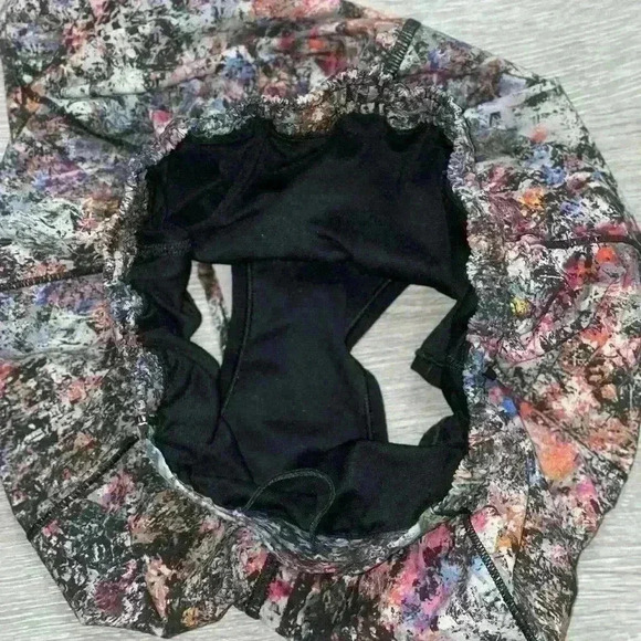 Lululemon Hotty Hot Short II *2.5"
Vitalize Multi / Black- 4 - very good shape - Picture 11 of 12